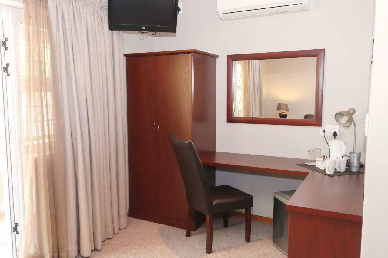 The Village Guesthouse Сірес Екстер'єр фото